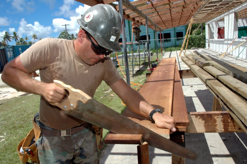 menuisier-CARROS-min_worker_construction_building_carpenter_male_job_build_helmet-893290